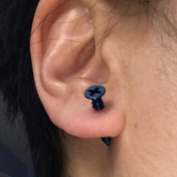 Metallic screw earrings - Picture 3 of 3